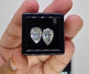 Diamante facetado de moissanita con forma de pera blanca - Product Image 2