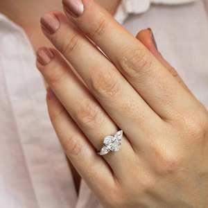 แหวนหมั้นเพชรโมอิส3เม็ดรูปไข่ขนาด11x9มม. | หินด้านข้างของลูกแพร์ | เครื่องประดับเงินสีทองสำหรับงานแต่งงาน - Product Image 5