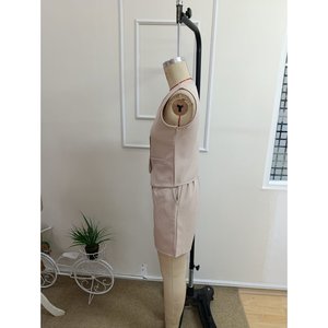 Ensemble deux pièces pour femme, veste sans manches à col en V boutonnée en satin et short, 37298 - Beige - Product Image 5