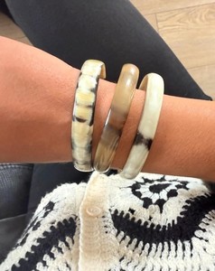 Pulsera de cuerno ancho hecha a mano de lujo Accesorio de moda único para mujeres modernas a bajo precio - Product Image 2