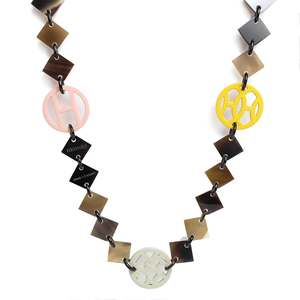 Ensemble cadeau personnel de collier en bois de laque de corne de buffle en forme de trapèze de style moderne fait à la main - Product Image 1