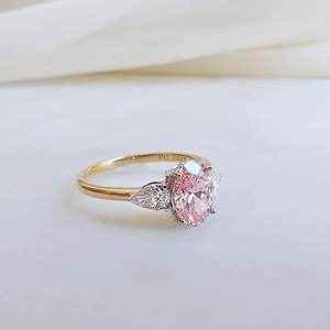 IG Certified 3,00 Quilates Forma ovalada Fancy Vivid Pink Color Lab Grown Diamond Anillo de Bodas de tres piedras en oro rosa de 14K - Product Image 3