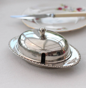 Beurrier vintage, argent, ovale, couvercle en dôme, fente pour couteau, métal poli, antique, vaisselle classique, décoratif. - Product Image 1