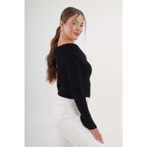 Blusa de Punto Negra para Mujer con Cuello Madonna y Cierre Completo, Disponible para Venta al Por Mayor - Product Image 5