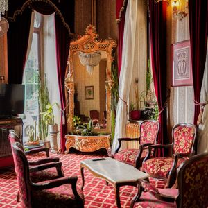 Meubles de chambre d'hôtel de style vintage, ensemble de chambre d'hôtel néoclassique, laque patinée pour la rénovation d'hôtels historiques - Product Image 1