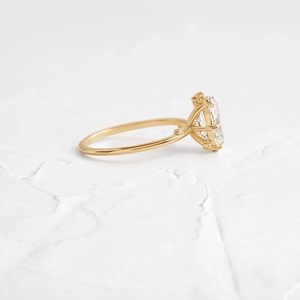 Anillo de compromiso romántico de oro de 14 quilates con diamante de racimo, ajuste de punta de corte ovalado clásico, solitario cultivado en laboratorio para fiesta de boda - Product Image 6
