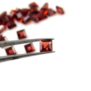 Piedra Preciosa Suelta de Granate Natural, Corte Cuadrado Facetado, para Joyería, Granate Rojo de Corte Princesa de 4 mm, Precio al por Mayor - Product Image 1