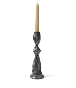 Portavelas de hierro negro con diseño de desplazamiento elegante con detalles artesanales ideal para bodas rústicas e interiores acogedores - Product Image 4