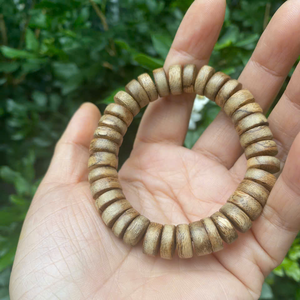 Nouveau produit Bracelet en bois d'agar Bracelet extensible rond lisse naturel original du Vietnam prêt à exporter - Product Image 2