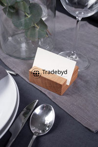 Tarjetero cuadrado de nogal hecho a mano de primera calidad con diseño grabado perfecto para tarjetas de visita y decoración de escritorio Tradebyd - Product Image 2