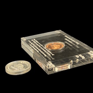 Elegante Soporte de Madera Acrílica para Medallas, Personalizable, Duradero, Pulido, Reciclable, con Logotipo Grabado para Regalos de Ferias Comerciales 2025 - Product Image 1