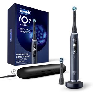 Cepillo de dientes eléctrico Oral-B iO Serie 8 con 2 cabezales de repuesto y estuche de viaje, cepillo de dientes recargable, negro ónix - Product Image 5