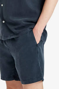 Estilo y comodidad con estos elegantes pantalones cortos de mezclilla azul oscuro con un diseño minimalista moderno perfecto para cualquier ropa casual - Product Image 5