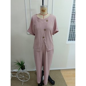 Ensemble deux pièces pour femme, chemisier à manches courtes avec détail asymétrique boutonné et pantalon froissé, 35758 - Rose - Product Image 4