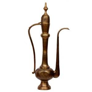 Surahi Ewer de latón antiguo dorado hecho a mano con diseño Floral grabado, SNP-217 de decoración para el hogar y la boda - Product Image 1