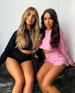 Ensemble décontracté deux pièces personnalisé pour femme : sweat à capuche court et pantalon de survêtement en molleton 100 % coton de haute qualité, respirant et confortable - Product Image 2