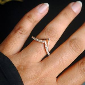 Anillo de boda de oro blanco chapado en oro de 10K, anillo de compromiso de diamante cultivado en laboratorio con anillo apilable V Chevron para amor y regalo - Product Image 4