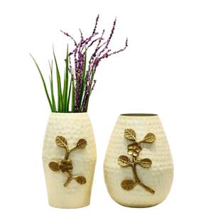 Juego de florero de metal hecho a mano de 2 jarrones de hierro texturizados blancos con diseño de hoja y Flor de latón dorado para decoración del hogar - Product Image 1