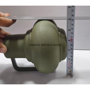 Jarrón de metal dorado y Negro texturizado de diseño elegante con estructura curva contemporánea para un estilo de hogar de lujo y exhibición floral - Product Image 4