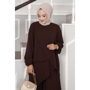Ensemble deux pièces décontracté asymétrique Aerobin Hijab en crêpe tricoté plissé imprimé floral marron café avec boutons pour femmes musulmanes - Collection Printemps - Product Image 4