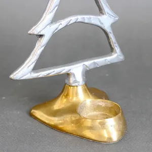 Décoration de sapin de Noël métallique moderne avec contour argenté et base dorée pour la maison ou le bureau pendant les fêtes de fin d'année - Product Image 4