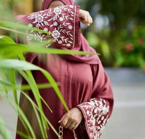 ¡Abayas elegantes y modestas bordadas a mano para mujer! - Product Image 1