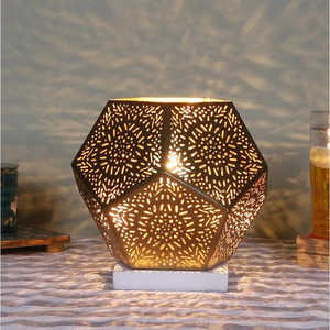 Lampe de table en métal chic et support de lampe à thé parfait pour n'importe quelle pièce Lampe de table en métal élégante et support de lampe à thé Lueur ambiante - Product Image 1
