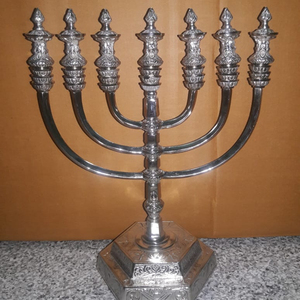 Venta al por mayor Menorah y otros tipos de candelabros de Navidad Linternas y tarros de velas - Product Image 1