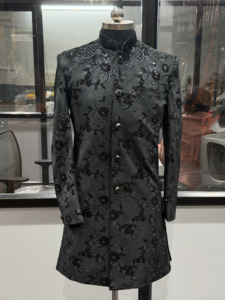Traje Sherwani de Lujo Negro Medianoche con Brillo, Pantalón de Diseñador con Lentejuelas Florales, Achkan para Bodas Reales, Secado Rápido, Sin Arrugas - Product Image 4