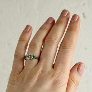 Bague de fiançailles en diamant blanc taillé de 6mm pierres latérales vertes en argent sterling plaqué or 18 carats | Classique minimaliste 3 pierres de mariée - Product Image 5