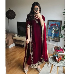 Trajes de Terciopelo Viscosa de Primera Calidad con Dupatta de Georgette, Manga Larga y Adornos Elegantes para Mujer, Venta al Por Mayor - Product Image 1