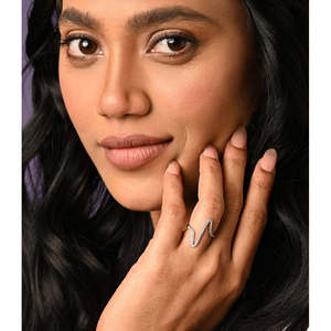 Bague de doigt CLARA Romantique en argent sterling 925 plaqué rhodium avec diamant, motif battement de cœur, et technologie d'incrustation ajustable - Product Image 3