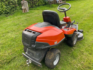 เครื่องตัดหญ้า Husqvarna R215TX แบบนั่งขับ สภาพดีมาก พื้นที่วางของขนาด 103 ซม. - Product Image 4