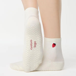 Chaussettes de Pilates personnalisées pour femmes, mi-hautes, antidérapantes, en coton, avec grip, chaussettes de yoga douces et extensibles, broderie personnalisée avec un logo mignon de fraise - Product Image 1