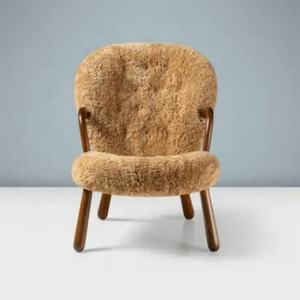 Fauteuil design haut de gamme, style Mid-Century Modern, fait main, en peau de mouton capitonnée, durable, pour salon, appartement et hôtel - Product Image 1