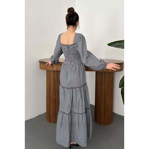 Vestido a cuadros marrón con detalles fruncidos - Marrón - Product Image 5