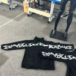 Sweat à capuche en polaire à fermeture éclair personnalisé pour homme, taille XL, streetwear d'hiver uni, poignets côtelés, ourlet, impression numérique, broderie, service OEM - Product Image 2