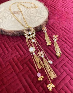 Ensemble de boucles d'oreilles élégantes de haute qualité en plaqué or avec chaîne et pierres pour femmes Bijoux de créateur pour mariage - Product Image 3