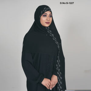 Hijab en mousseline élégant avec des détails géométriques en cristal rayé et des accents de paillettes dispersés pour une tenue modeste sophistiquée - Product Image 4