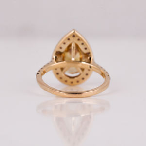 Anillo de compromiso chapado en oro de 14KT, piedra de acento glamuroso, corte de pera amarilla, Diamante cultivado en laboratorio, ajuste de Halo de diamante Rosa clásico IGI - Product Image 5