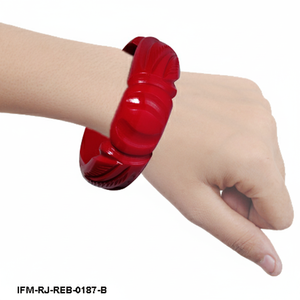 Bracelet en résine rouge sculpté à la main avec motif de feuille, bracelet géométrique audacieux inspiré de la nature pour femme - Product Image 6