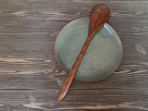 Cuchara Grande Hecha a Mano de Madera de Nogal y Bambú con Mango Largo y Orificio Tallado, Utensilios para Servir y Cocinar - Product Image 2