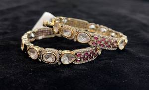 Brazaletes de Aleación Chapados en Oro para Mujer con Incrustaciones Rojas en Forma de Canal, Joyería Geométrica Moderna para Bodas - Product Image 2