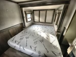 Promotion : Caravane d'occasion 2022 Van Leighs RV Ambition 399TH, légère, étanche, avec quinzième roue, capacité de couchage pour 2 personnes - Product Image 3