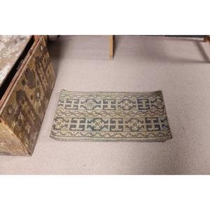 Alfombra Turca Vintage de 1.6x3.1 pies (49x93 cm), Alfombra Abstracta Azul y Amarilla - Product Image 2