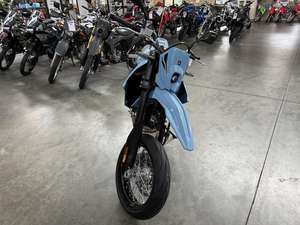 Moto tout-terrain DR-Z400SM Suzuki, modèle 2025, prix réduit, 100% d'origine, scellée en usine avec garantie d'un an - Product Image 4