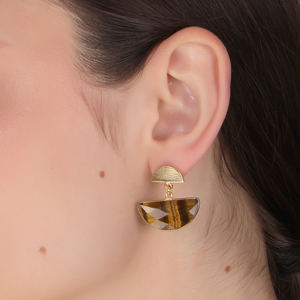 Pendientes de media luna de ojo de tigre Dua, joyería de declaración chapada en oro hecha a mano para mujer - Product Image 2