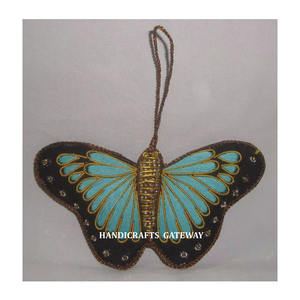 Hermoso Adorno Navideño Colgante con Bordado Zari Dorado Hecho a Mano con Forma de Mariposa para Decoración de Fiestas de Cumpleaños - Product Image 1