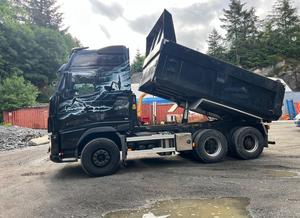 Camion Ribaltabile Volvo FH Usato del 2013, Euro 2 Diesel, Manuale, 4x2, Carico Utile 7,5T, Guida a Sinistra, Veicolo Commerciale Nuovo con Scarico Posteriore - Product Image 2