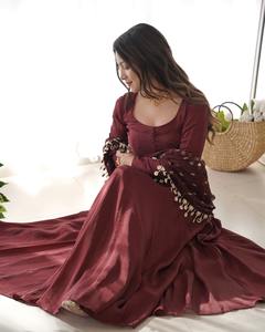 Robe Anarkali de haute qualité en tissu respirant pour femmes, élégante et de dernière conception, pour les options de fête et de mariage - Product Image 3